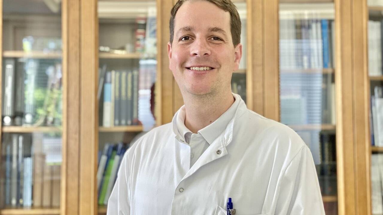 Dozent Lukas Grassner koordiniert eine große Studie zum Thema Querschnittslähmung.  