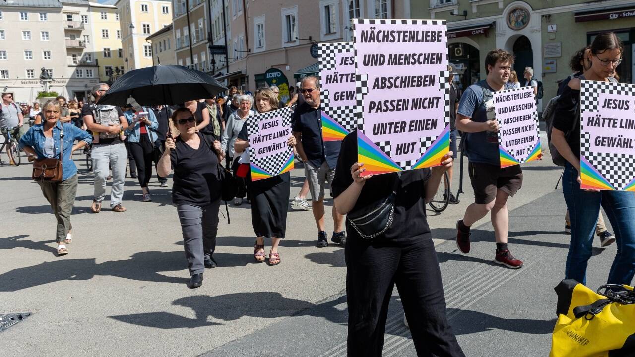 Das „Bündnis gegen Rechts“ veranstaltete eine Protestkundgebung zur Angelobung.  