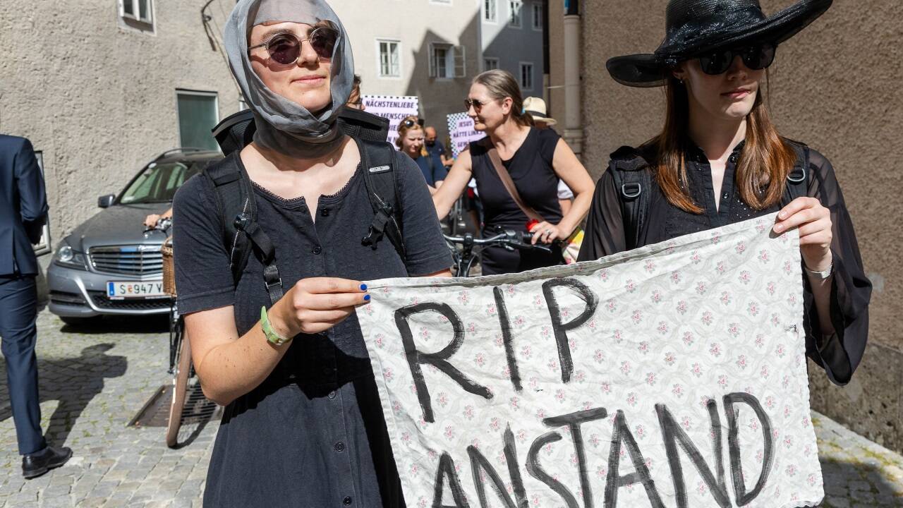 Das „Bündnis gegen Rechts“ veranstaltete eine Protestkundgebung zur Angelobung.  