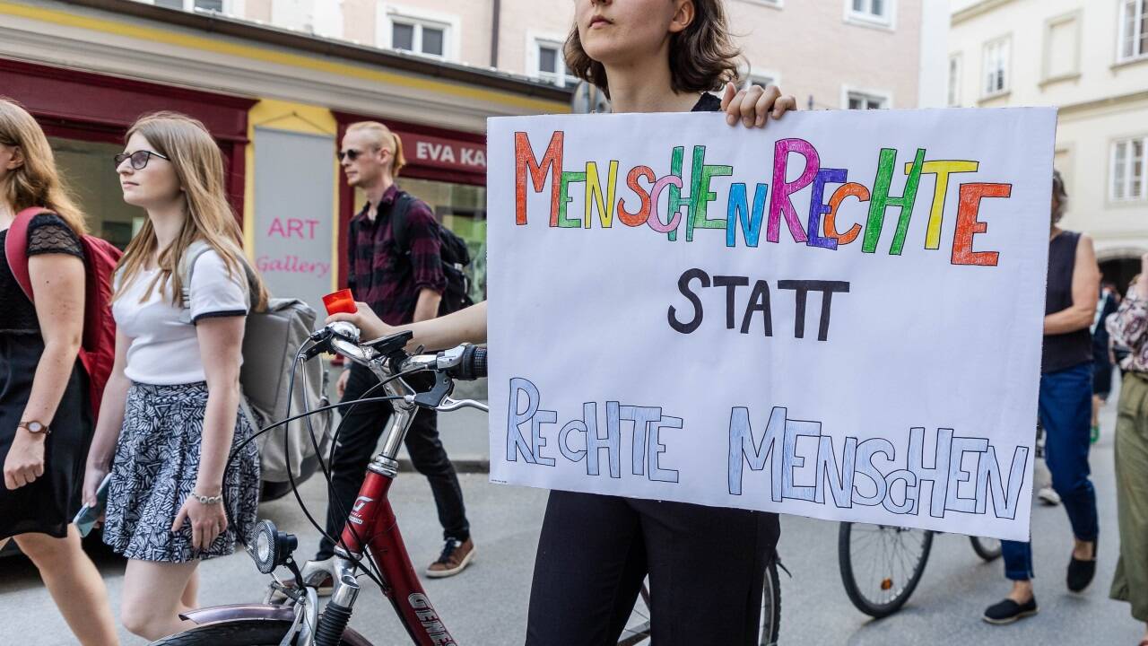 Das „Bündnis gegen Rechts“ veranstaltete eine Protestkundgebung zur Angelobung.  