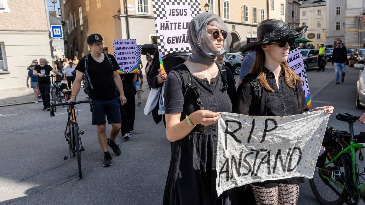 Das „Bündnis gegen Rechts“ veranstaltete eine Protestkundgebung zur Angelobung.  