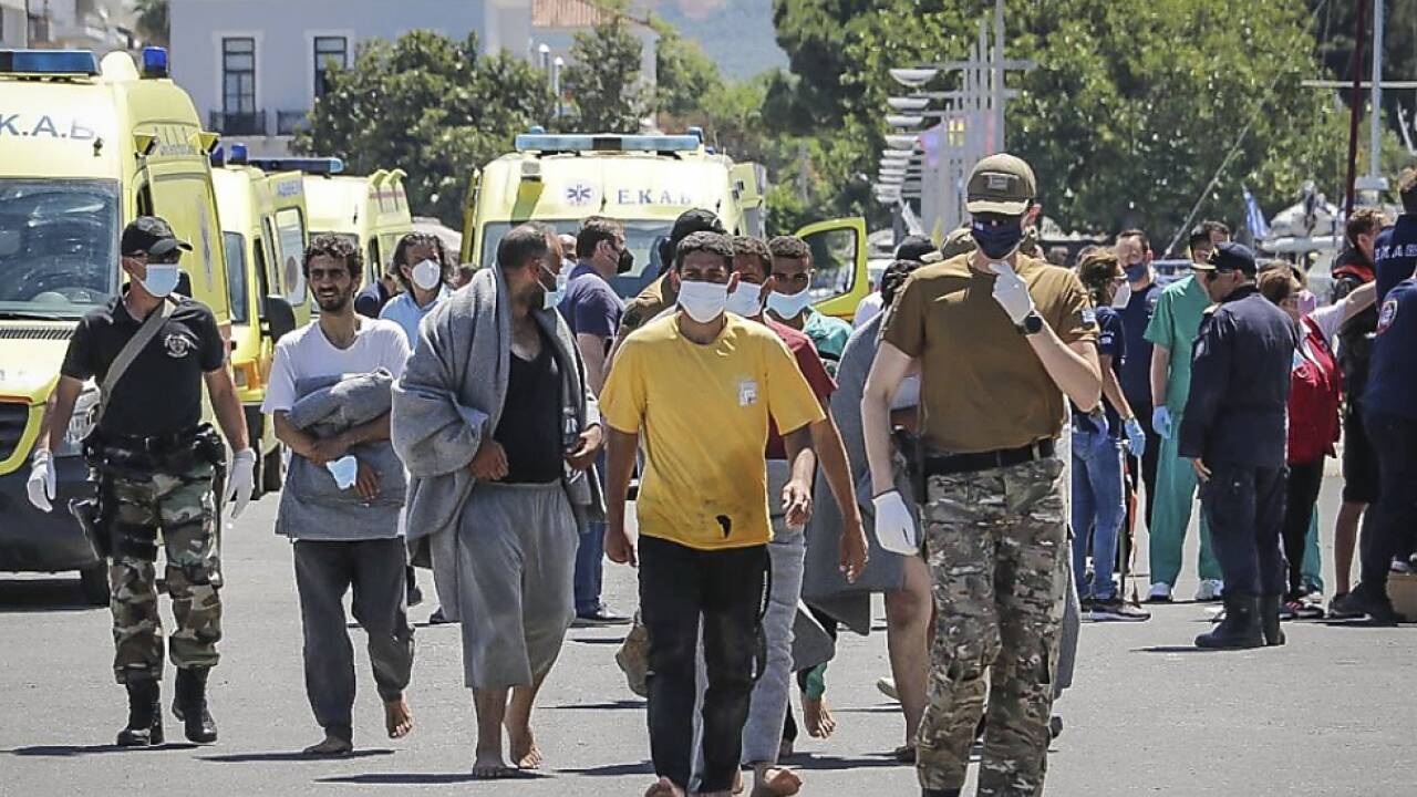 Überlebende des Unglücks werden in Kalamata an Land gebracht 
