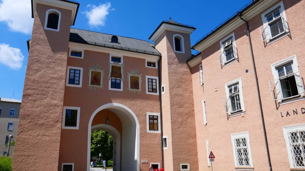 Das Torgebäude bildet mit dem „alten Salzburger Spital“ ein Ensemble.  
