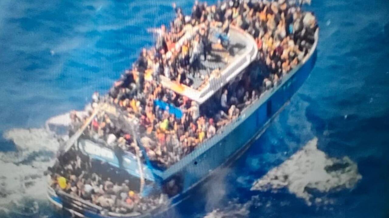 Die griechische Küstenwache veröffentlichte ein Foto des völlig überladenen Fischerboots vom Dienstagnachmittag.  