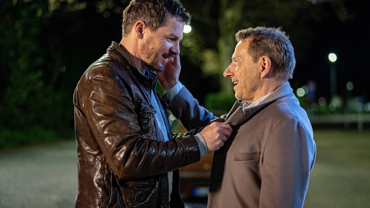 Kommissar Sebastian Bootz (Felix Klare) muss sich um seinen völlig zugedröhnten Kollegen Thorsten Lannert (Richy Müller) kümmern. 