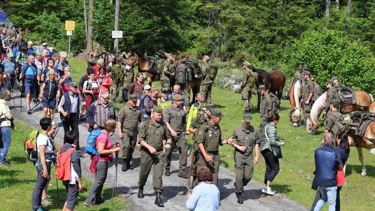 Der Zug der Pilgerinnen und Pilger.  