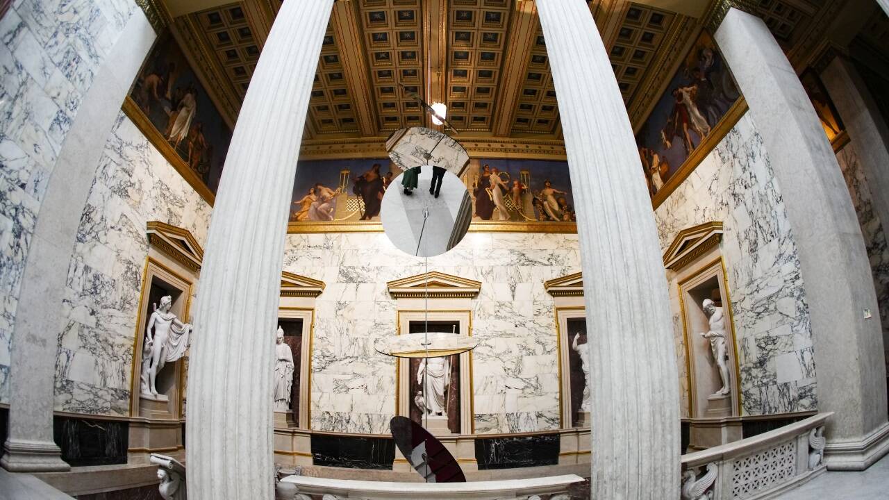 Das Parlament ist ein Hort der Demokratie und – wie das Bild zeigt – auch der Kunst. Nicht jede Parlamentsdebatte ist von diesem edlen Geist beseelt. 