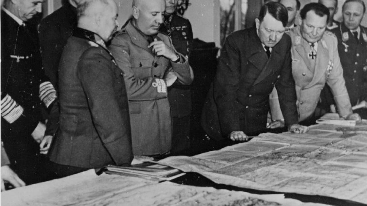 Im April 1943 im Schloss Kleßheim: Im Bild v.l.n.r.: Karl Dönitz, General Kurt Zeitzler der Chef des Generalstabes, Benito Mussolini, Wilhelm Keitel, Adolf Hitler und Hermann Göring. 