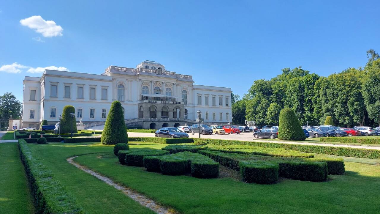 Die heutige äußere Erscheinung des Vorplatzes von Schloss Kleßheim geht auf die Zeit des Nationalsozialismus zurück.  