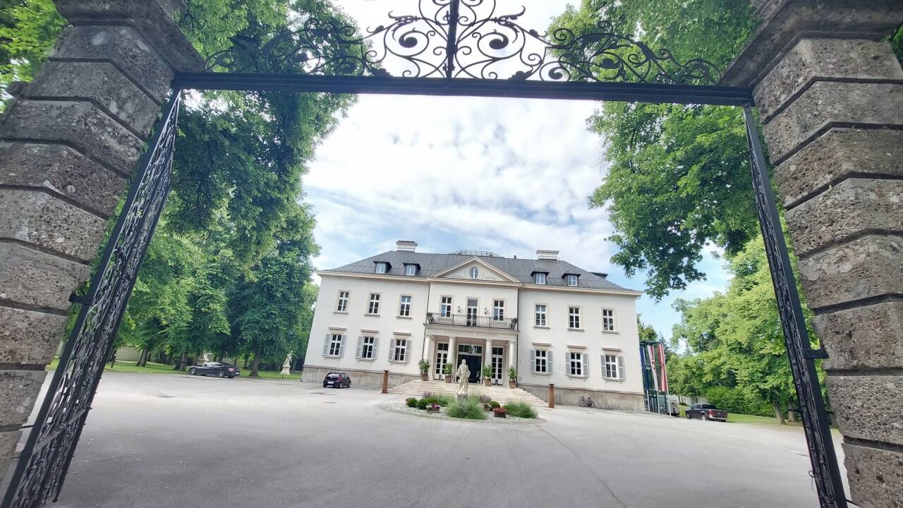 Das „Kavalierhaus“ erhielt Name und äußere Erscheinung ebenfalls von den Nationalsozialisten. Zuvor war es das Winterschloss von Ludwig Viktor und in der Zwischenkriegszeit eine Tanzschule.  