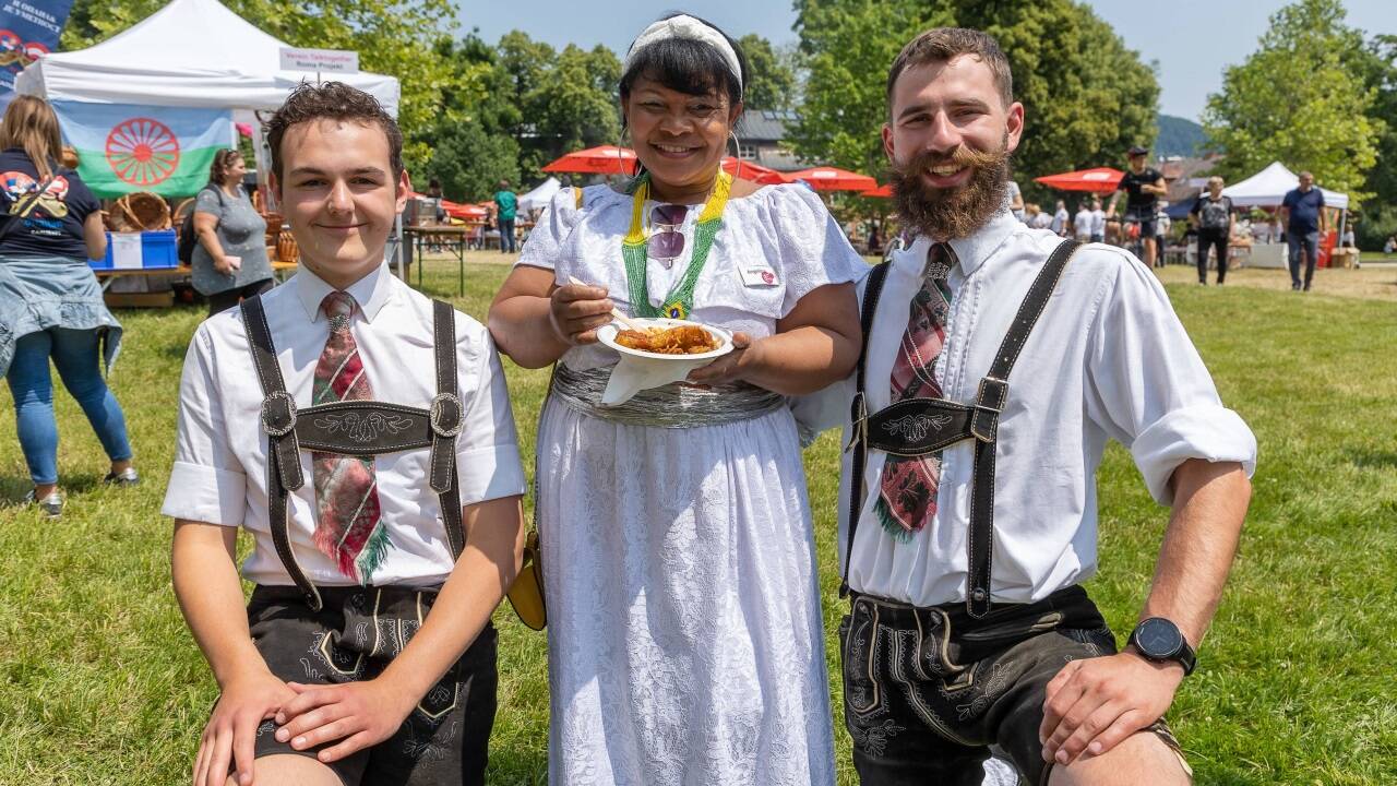 Die Brasilianerin Angela Santos mit Fabian Fasthuber (links) und Norbert Kittl von dem Heimatverein D’Vorberger aus Eugendorf.  
