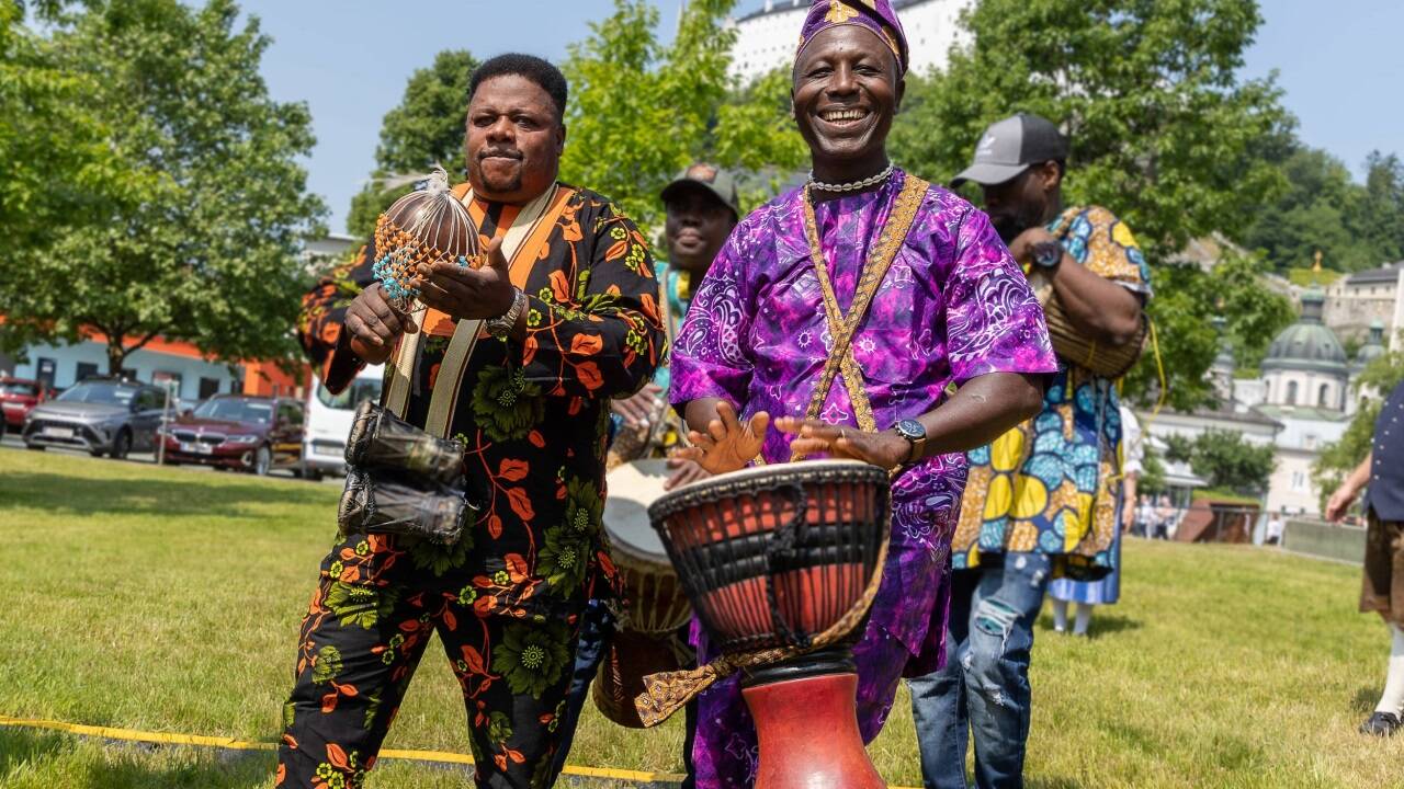 Der Nigerianer Jubril Olawunmi trommelte.  