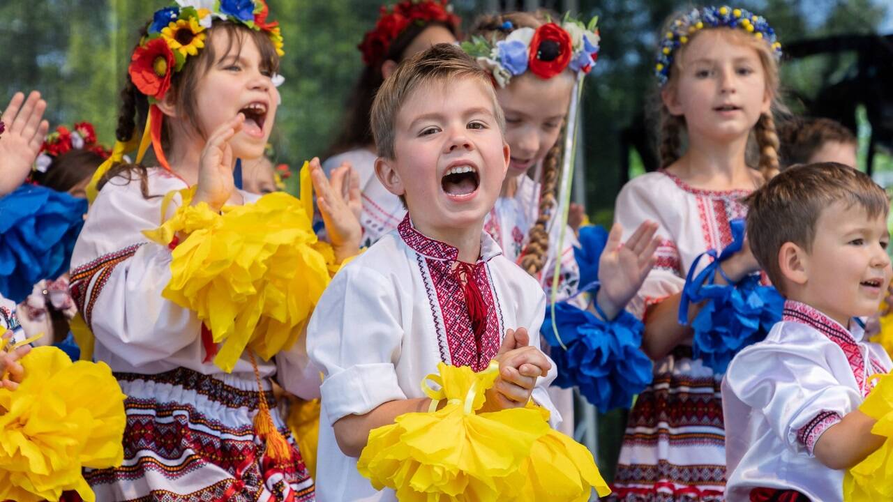 Ukrainische Flüchtlingskinder tanzten und sangen auf der Bühne. 