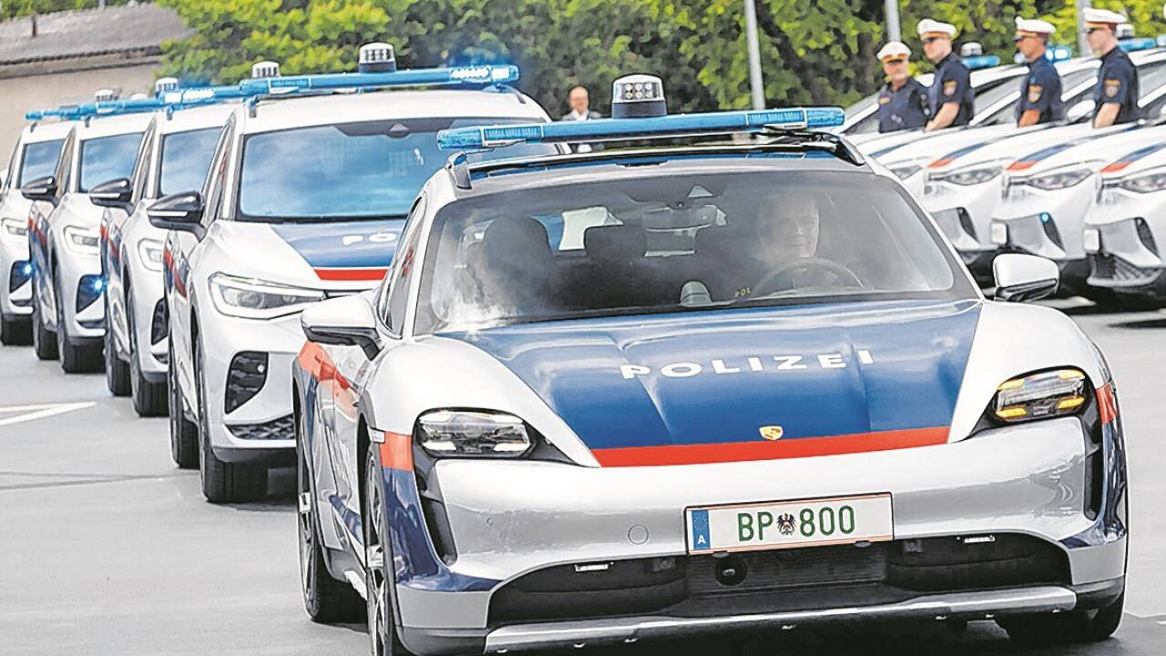 22 Volkswagen-ID-Modelle sowie ein Porsche Taycan im elektrischen Polizeieinsatz.  