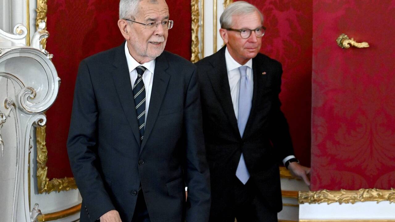 Das Staatsoberhaupt und der Salzburger Landeshauptmann kommen durch die rote Tapetentür in der Präsidentschaftskanzlei.  