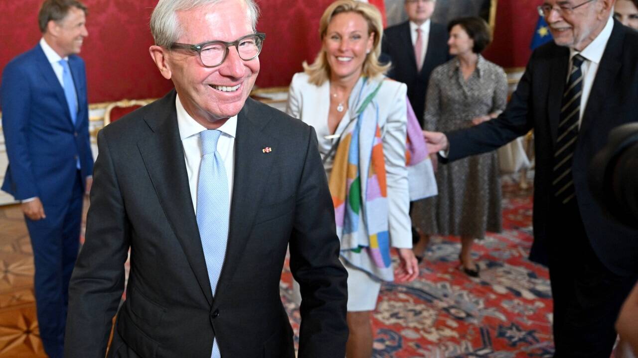 Wilfried Haslauer, im Hintergrund seine Frau Christina Haslauer, und der Bundespräsident.  