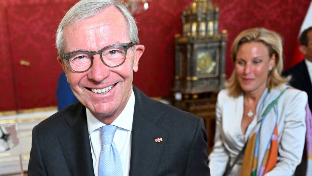 Freudestrahlend: Wilfried Haslauer, im Hintergrund seine Frau Christina Haslauer.  