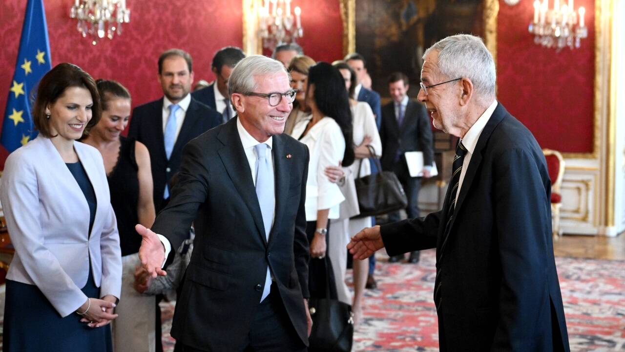 Ein amikales Verhältnis besteht zwischen dem Bundespräsidenten und dem Salzburger Landeshauptmann Wilfried Haslauer. Auch Ministerin Karoline Edtstadler (links) wohnte der Zeremonie bei.  