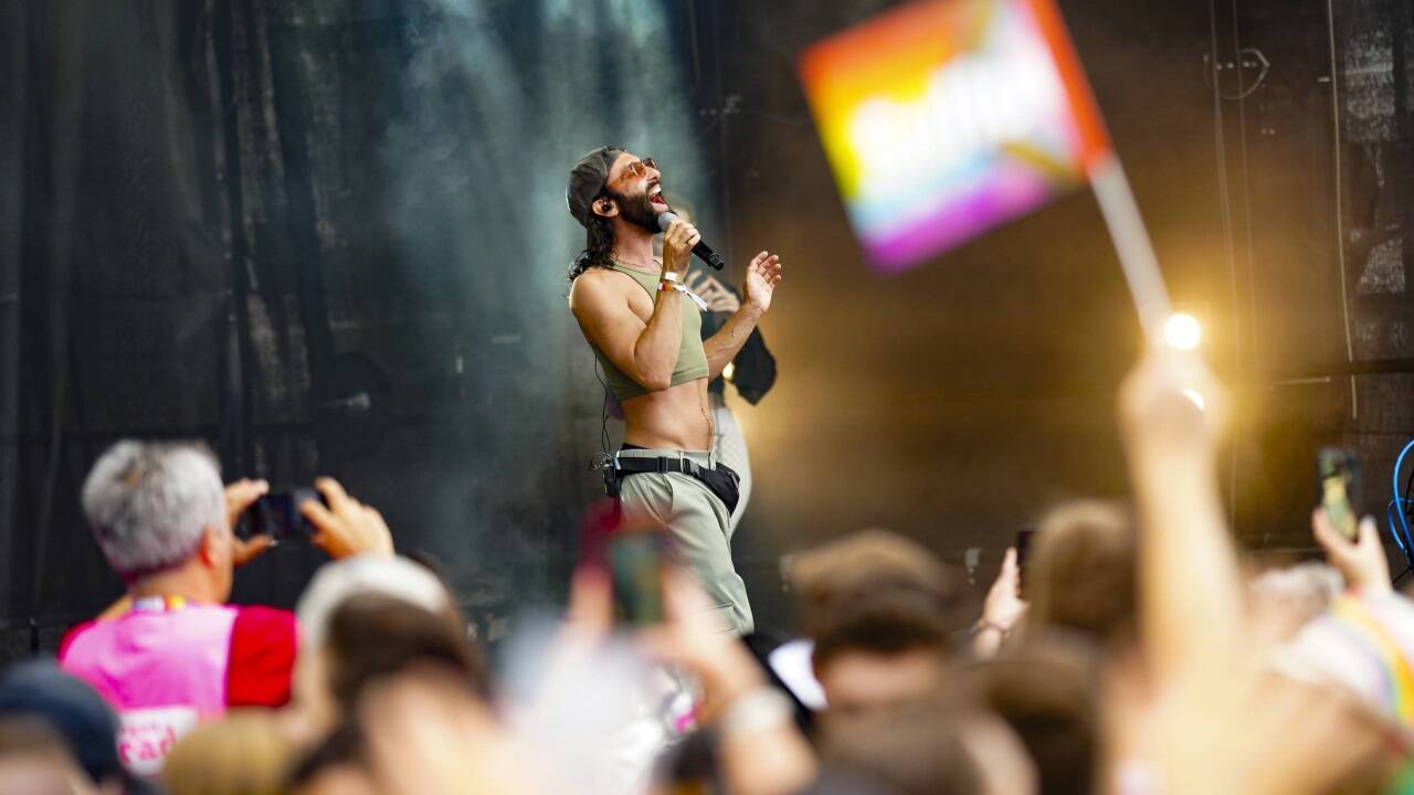 Conchita Wurst beim Abschluss der Regenbogenparade am Wiener Rathausplatz. Conchita Wurst beim Abschluss der Regenbogenparade am Wiener Rathausplatz.