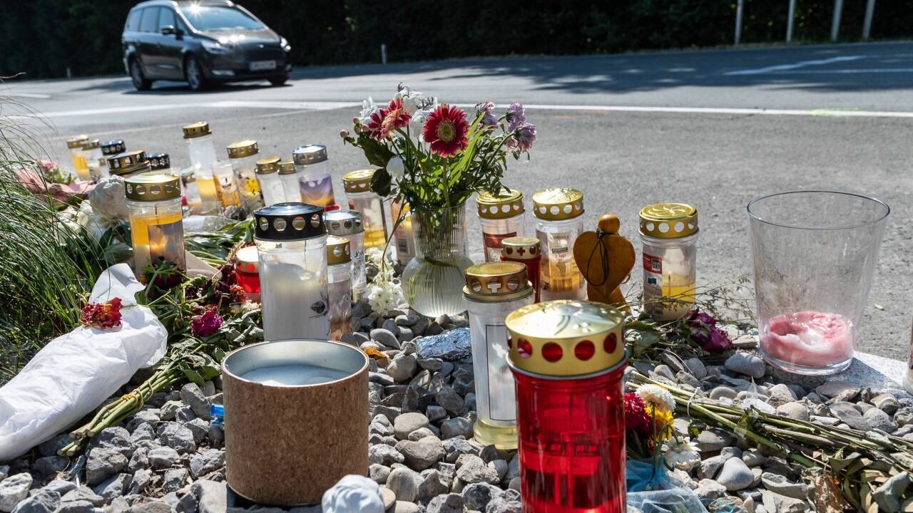 Eine 19-Jährige aus dem Flachgau besuchte am Freitagabend ein Fest in Mattsee. Um 0.45 Uhr wurde sie Opfer eines Unfalls auf der L101. Sie hatte sich dort auf der Fahrbahn befunden, als ein Auto sie erfasste. 