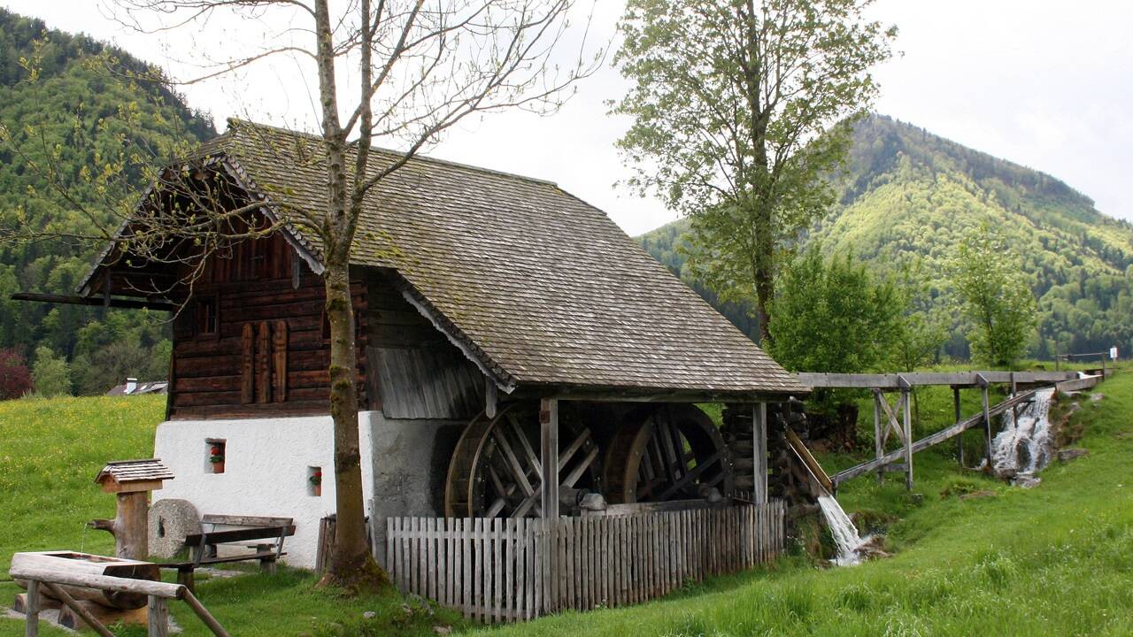 Die Waschlmühle in Ebenau mit den zwei Mühlrädern. 