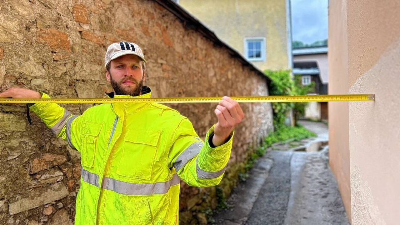 Anrainersprecher Felix Ganzer demonstriert den mangelnden Abstand der geplanten Bauten zu bestehenden Häusern.  