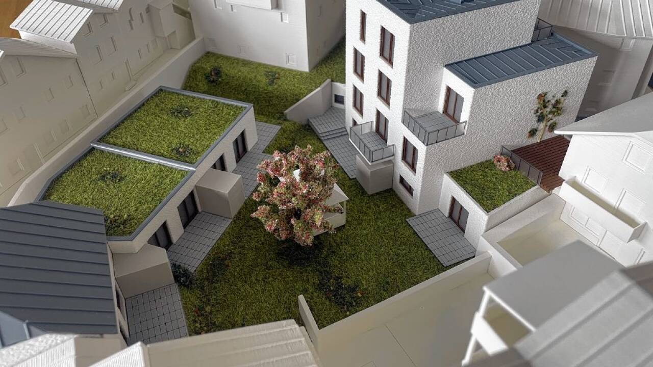 So soll der Garten verbaut werden. Das Gebäude ganz links ist ein Ersatzbau. In den drei Häusern sollen insgesamt zehn Wohnungen entstehen. 