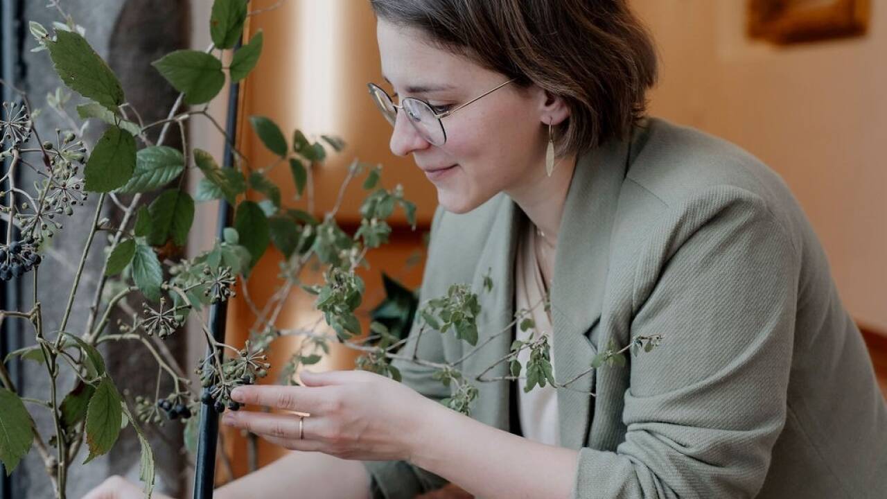 Elena Hofmann setzt auf Wildblumen, Trockenblumen und Gräser statt auf Tulpen aus Holland und Rosen aus Afrika. 