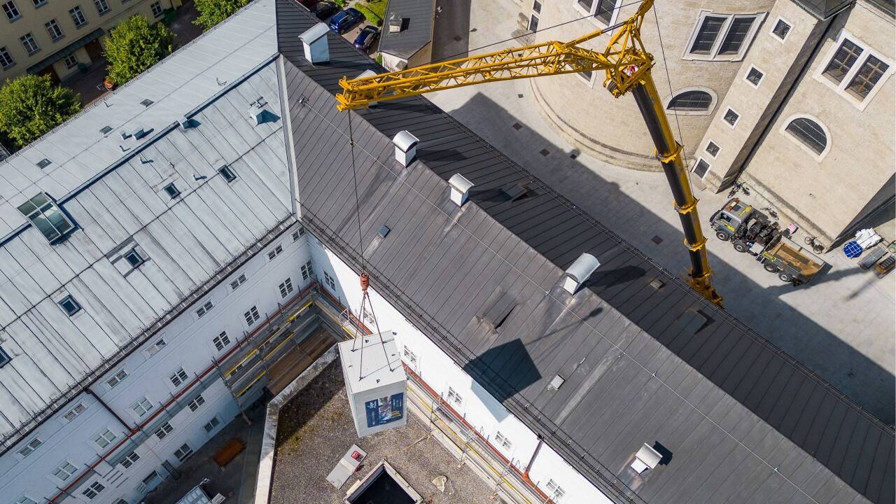 Durch eine Öffnung im Dach des Panorama-Museums wurde das in eine Stahlbox verpackte Sattlerpanorama auf den Residenzplatz gehoben und in einen Kunsttransporter verladen.  
