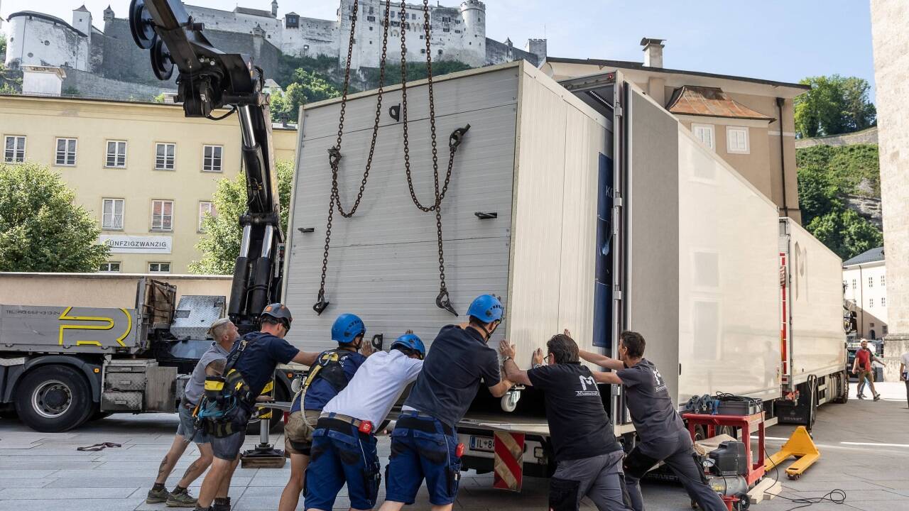 Die Mitarbeiter der Firma Stahlbau Ziegler verluden den Zylinder in den Kunsttransporter.  