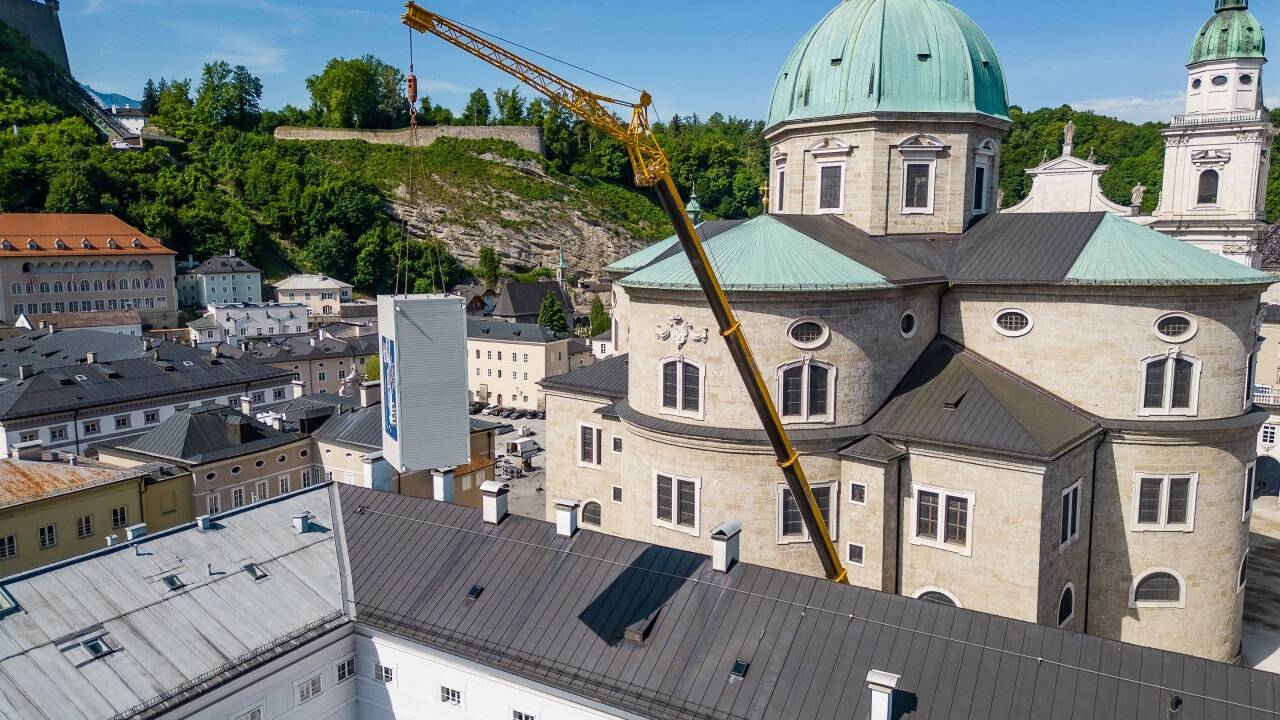 Der Kran hievte den Stahlzylinder durch das Dach des Panorama-Museums.  