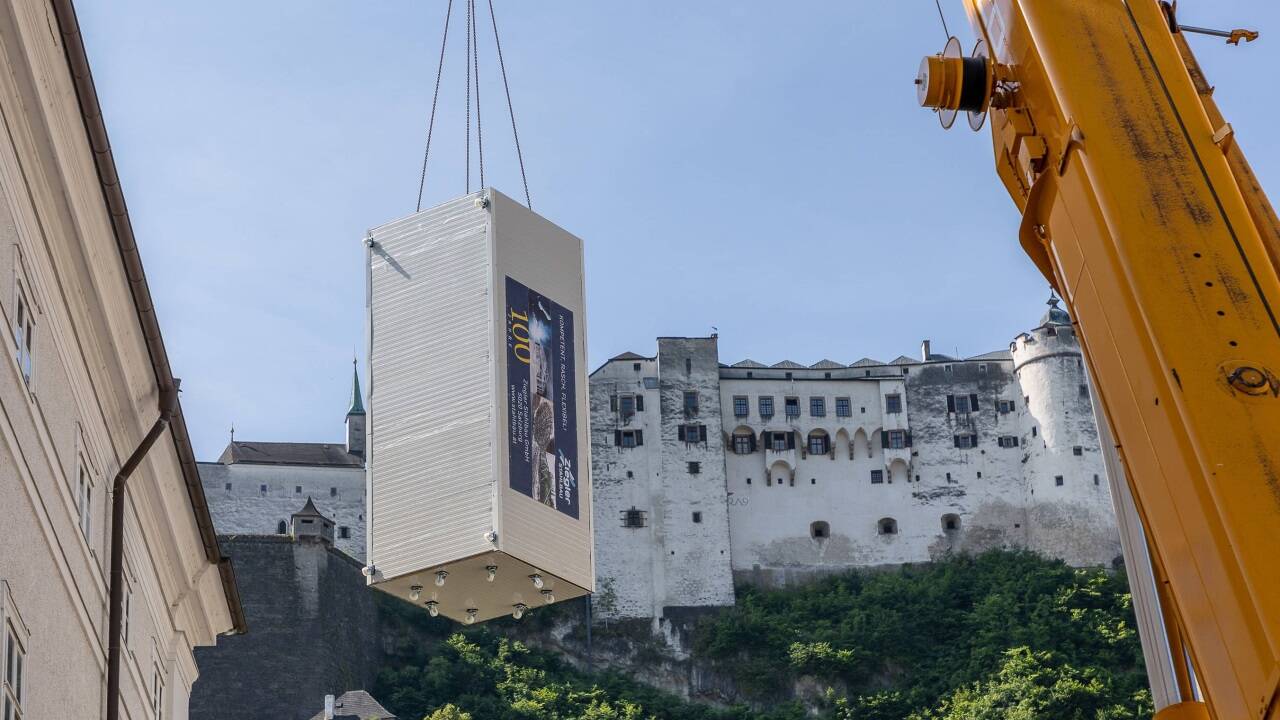 Der Stahlzylinder wird auf den Residenzplatz gehoben.  