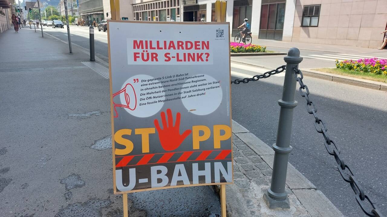 Die Gegner des S-Link sammeln Unterschriften für eine Bürgerbefragung in der Stadt Salzburg. Die Gegner des S-Link sammeln Unterschriften für eine Bürgerbefragung in der Stadt Salzburg.