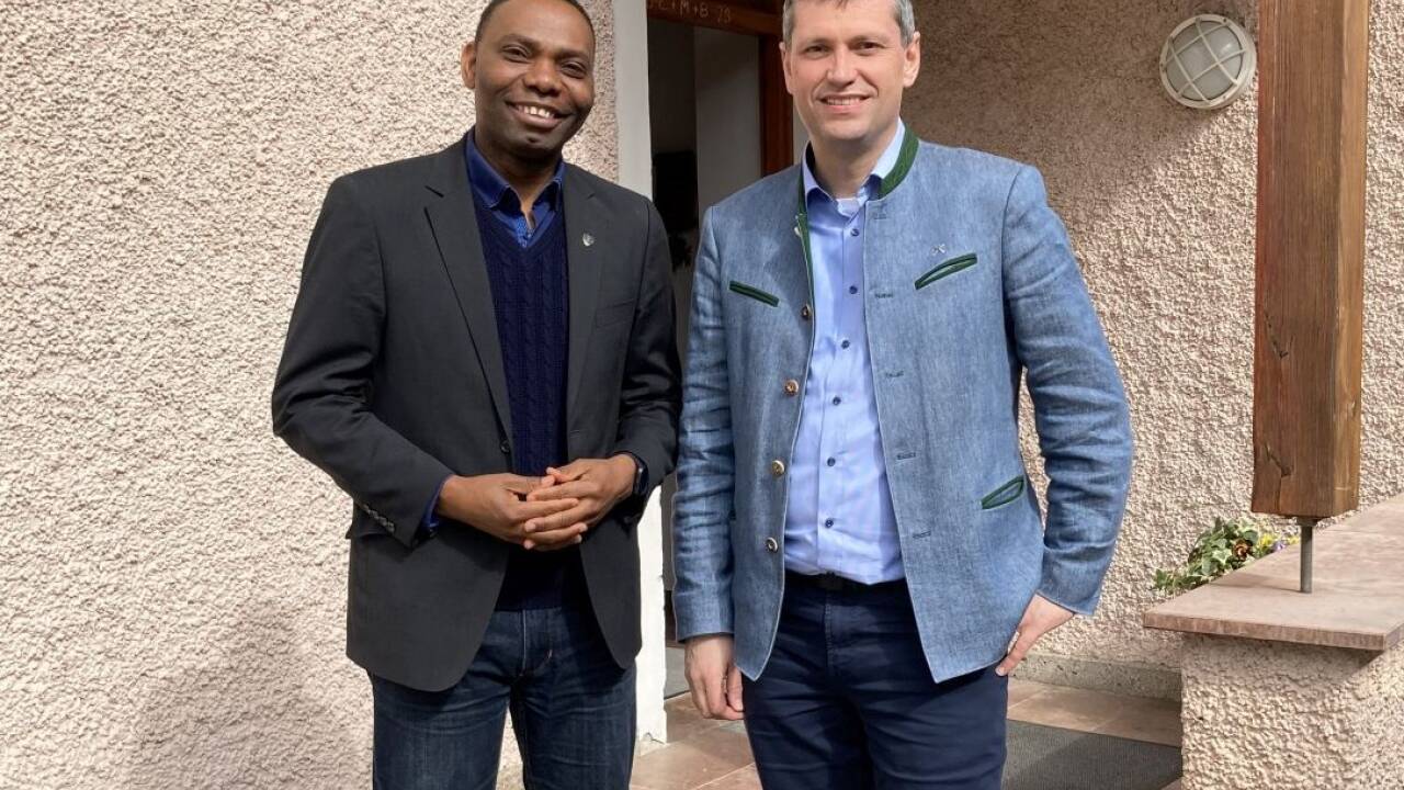 Übergabe: Laurent Pierre Chardey und Harald Mattel.  