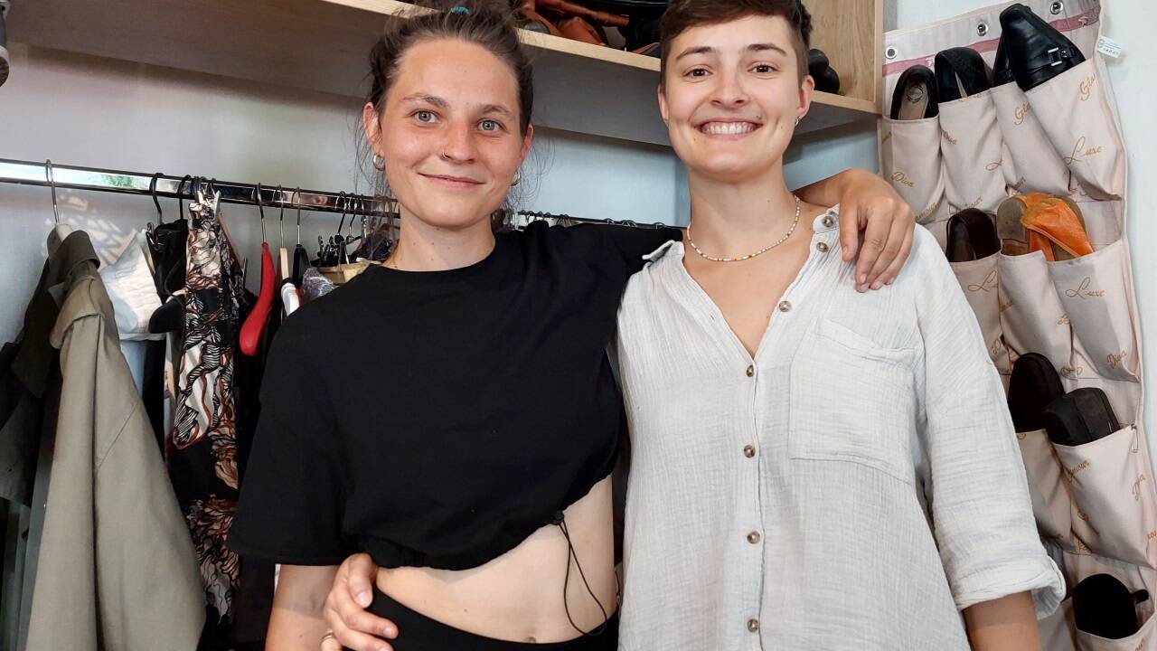 Die SN besuchten Laura Lobensommer und Clara Butze im Kost-Nix-Laden im Salzburger Andräviertel. 