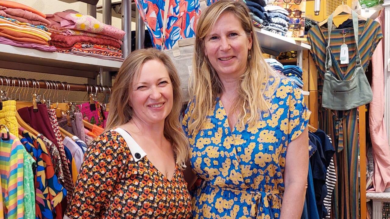 Ausschließlich fair gehandelte Mode gibt es bei Karin Fink und ihrer Mitarbeiterin sowie Anita Unterthiner im Crai in der Sigmund-Haffner-Gasse.  