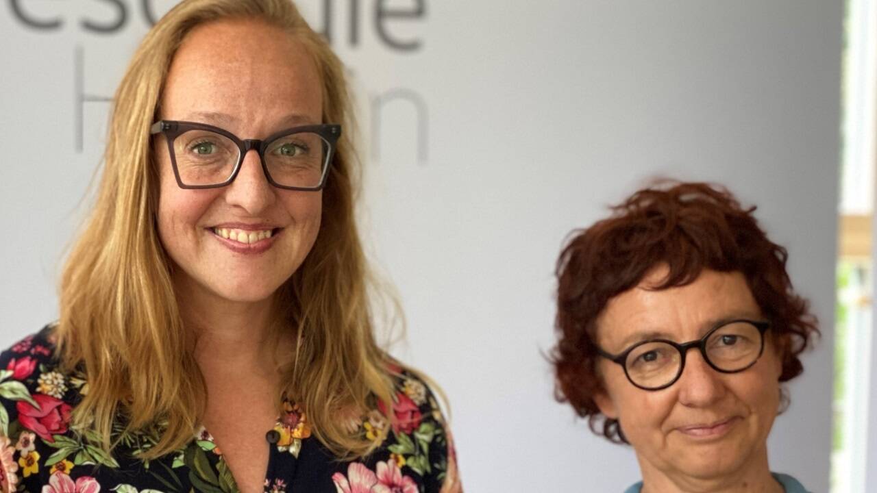 Autorin und Umweltaktivistin Nunu Kaller (l.) leitet die Konsumdialoge der Común-Stiftung inhaltlich. Sie finden in der Modeschule Hallein von Direktorin Andrea Luckart (r.) statt. 