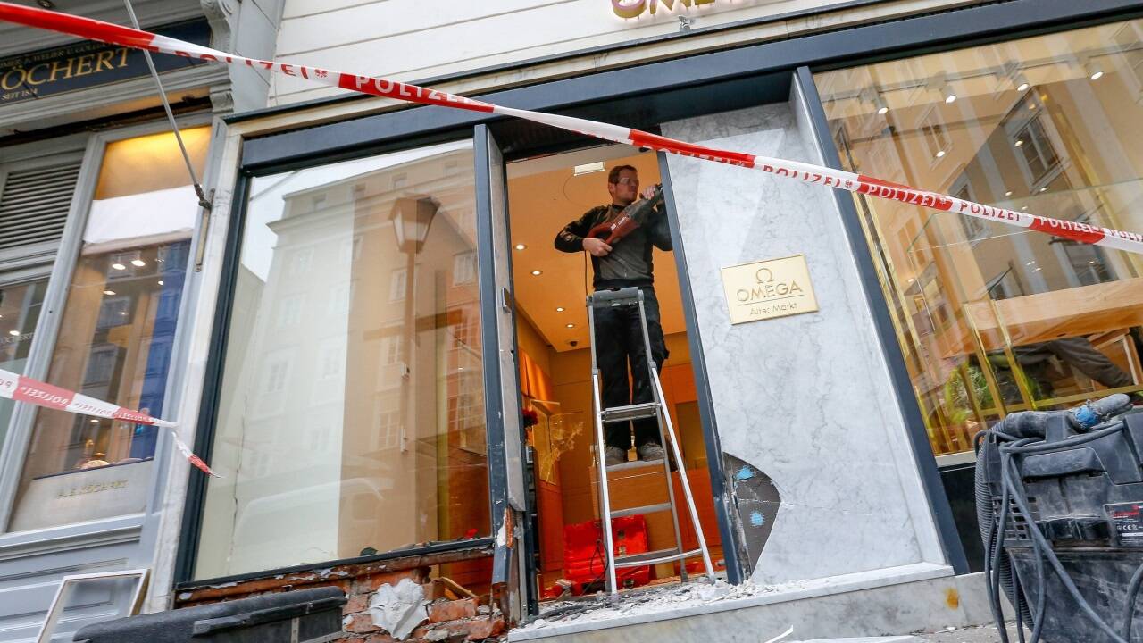Die Einbrecher erbeuteten mit der Rammbock-Methode Uhren im Gesamtwert von fast einer halben Million Euro.  