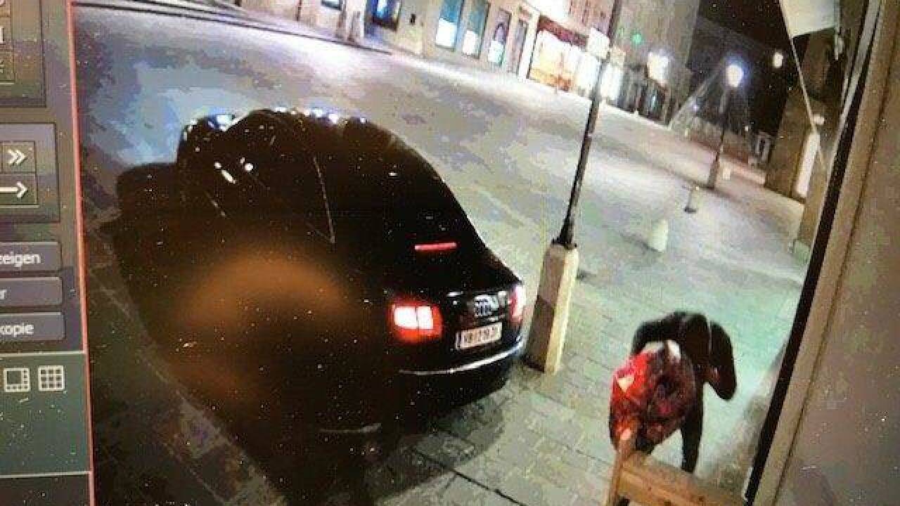 Die Einbrecher erbeuteten mit der Rammbock-Methode Uhren im Gesamtwert von fast einer halben Million Euro.  