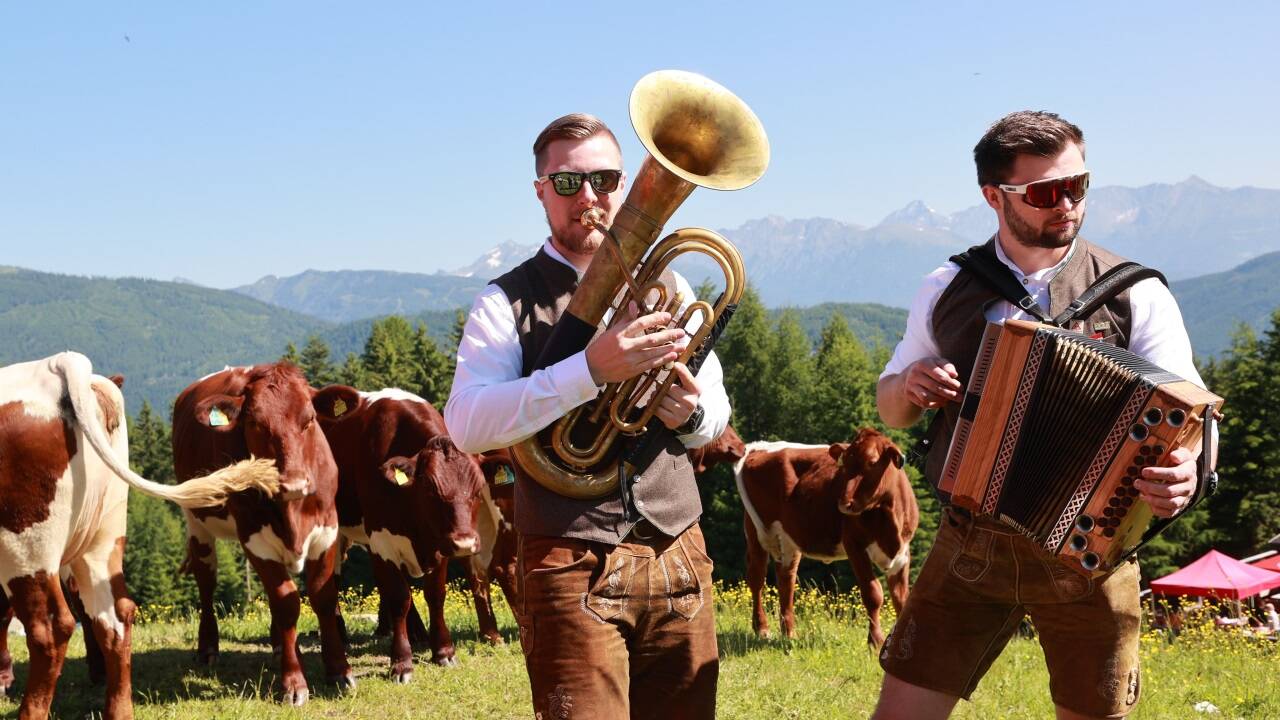 Die Tanzlmusi „6er Gsponn“ spielte auf. 