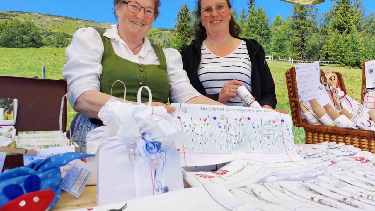 Notburga Löcker und Katharina Resch boten beim Handwerksmarkt nahe der Kößlbacher-Alm kunstvoll handbedruckte Geschirrtücher an. 