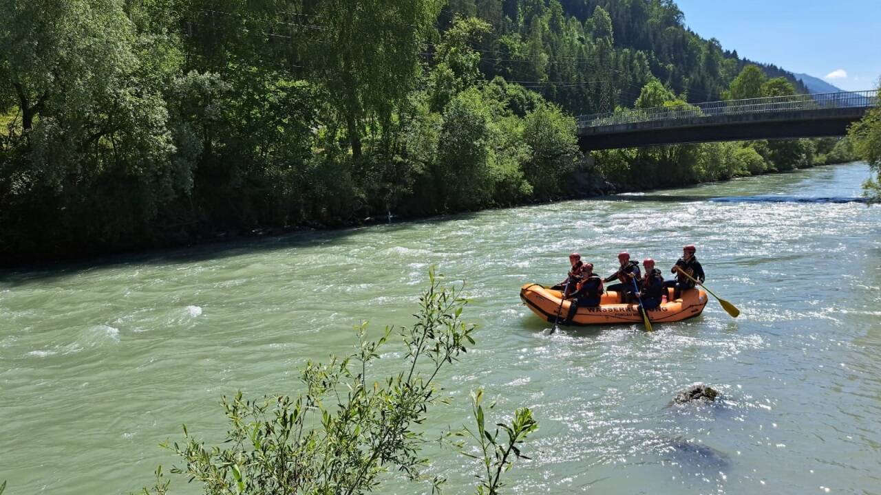 Mit Raftingbooten suchte die Wasserrettung die Salzach ab. Mit Raftingbooten suchte die Wasserrettung die Salzach ab.