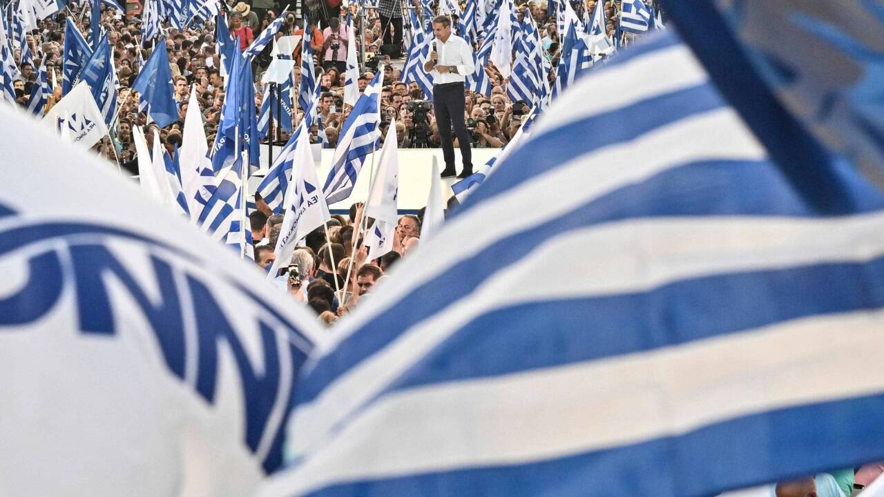 Der bisherige Ministerpräsident Kyriakos Mitsotakis und seine konservative Nea Dimokratia (ND) haben die Parlamentswahl in Griechenland am Sonntag klar für sich entschieden. Der bisherige Ministerpräsident Kyriakos Mitsotakis und seine konservative Nea Dimokratia (ND) haben die Parlamentswahl in Griechenland am Sonntag klar für sich entschieden.