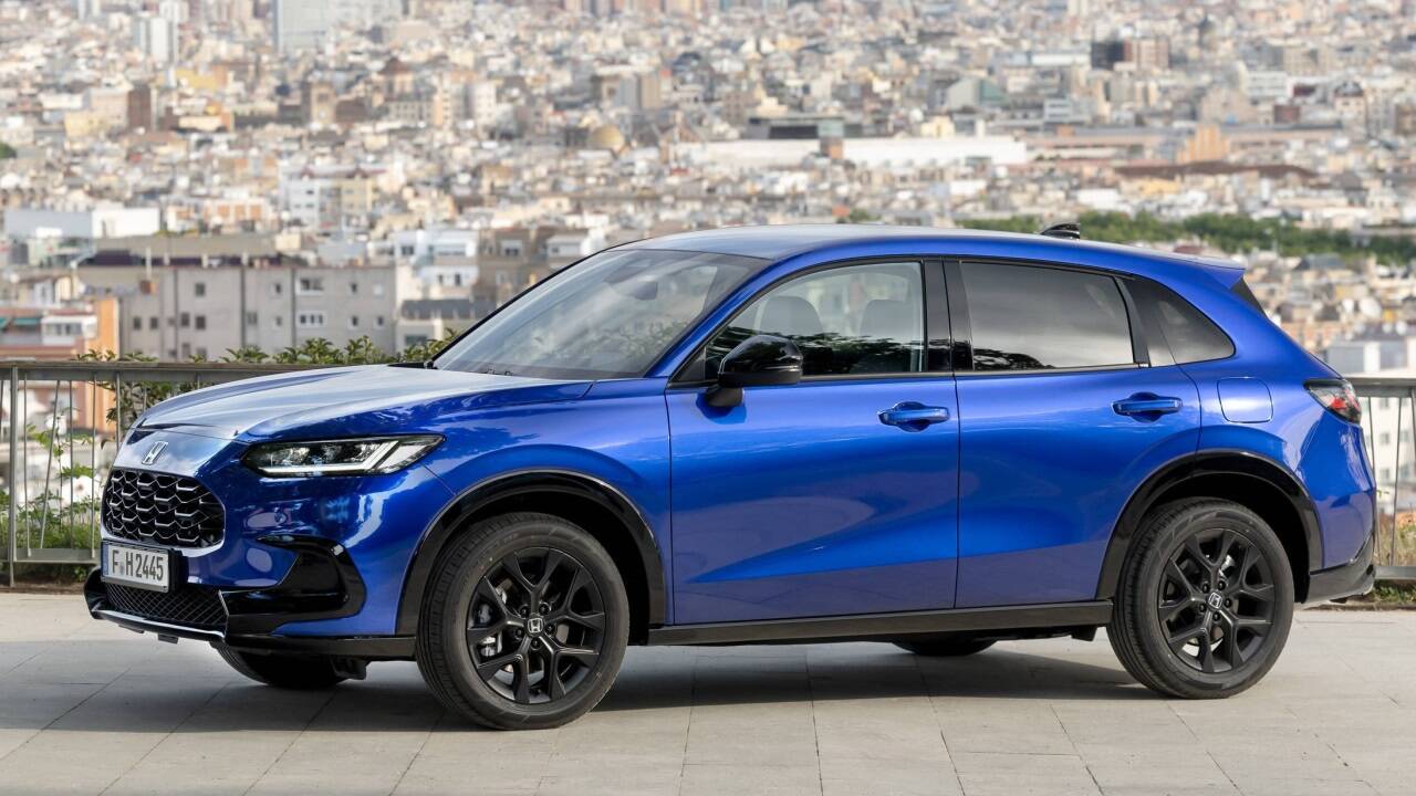 Fährt hauptsächlich elektrisch und auch mit Benzin – oder beides: Der ZR-V e:HEV spielt in Honda-typischer Perfektion mit den Antriebsvariationen.  Fährt hauptsächlich elektrisch und auch mit Benzin – oder beides: Der ZR-V e:HEV spielt in Honda-typischer Perfektion mit den Antriebsvariationen.