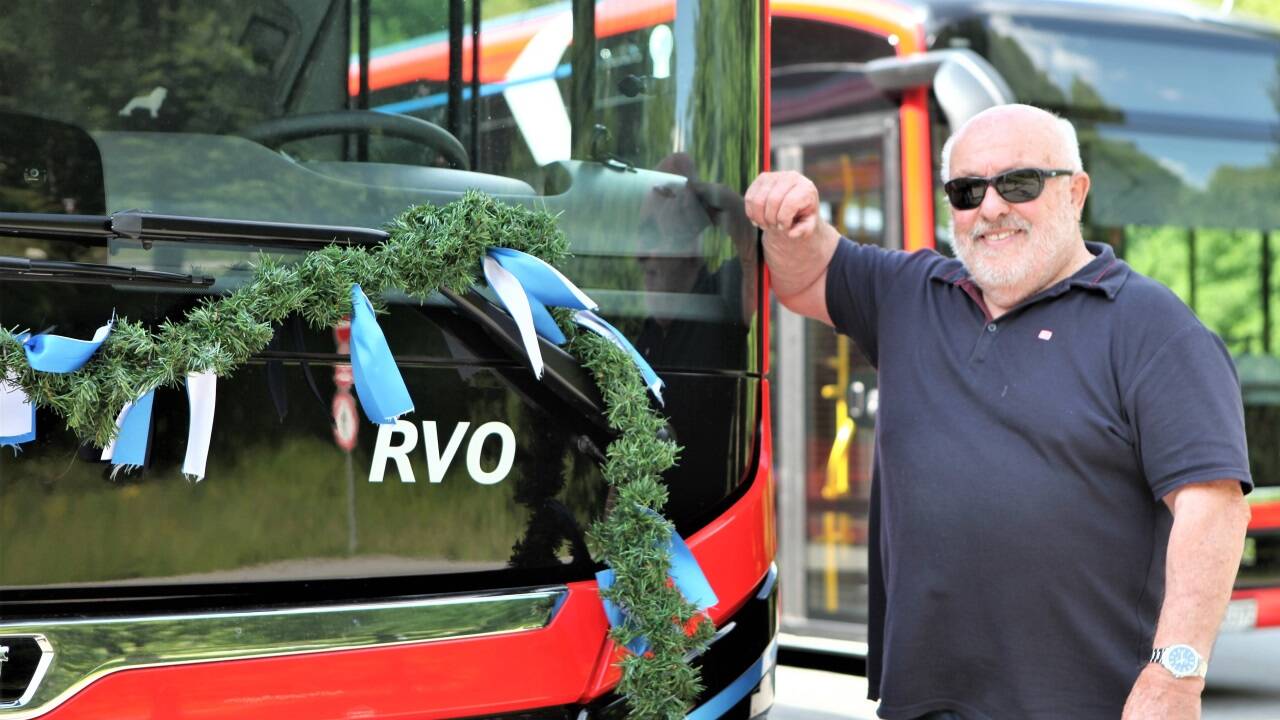 Busfahrer Georg Winkler (75) ist mit mehr als 18.200 Fahrten Rekordhalter am Kehlstein und wird deshalb „Kehlsteinkönig“ genannt. Die 19.000 will er noch schaffen – fortan mit Elektroantrieb. Busfahrer Georg Winkler (75) ist mit mehr als 18.200 Fahrten Rekordhalter am Kehlstein und wird deshalb „Kehlsteinkönig“ genannt. Die 19.000 will er noch schaffen – fortan mit Elektroantrieb.