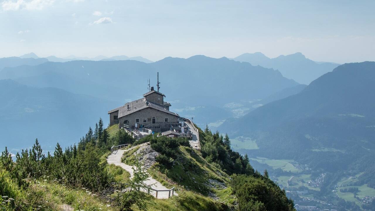 Das Kehlsteinhaus, untrennbar mit der Geschichte des Obersalzbergs und Hitler verbunden. Das Kehlsteinhaus, untrennbar mit der Geschichte des Obersalzbergs und Hitler verbunden.