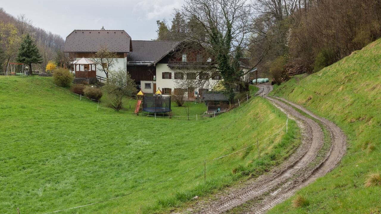 Die Grundeigentümerin darf den Wanderweg 7, der an ihrem Hof vorbeiführt, nicht länger für die Allgemeinheit sperren. Die Grundeigentümerin darf den Wanderweg 7, der an ihrem Hof vorbeiführt, nicht länger für die Allgemeinheit sperren.