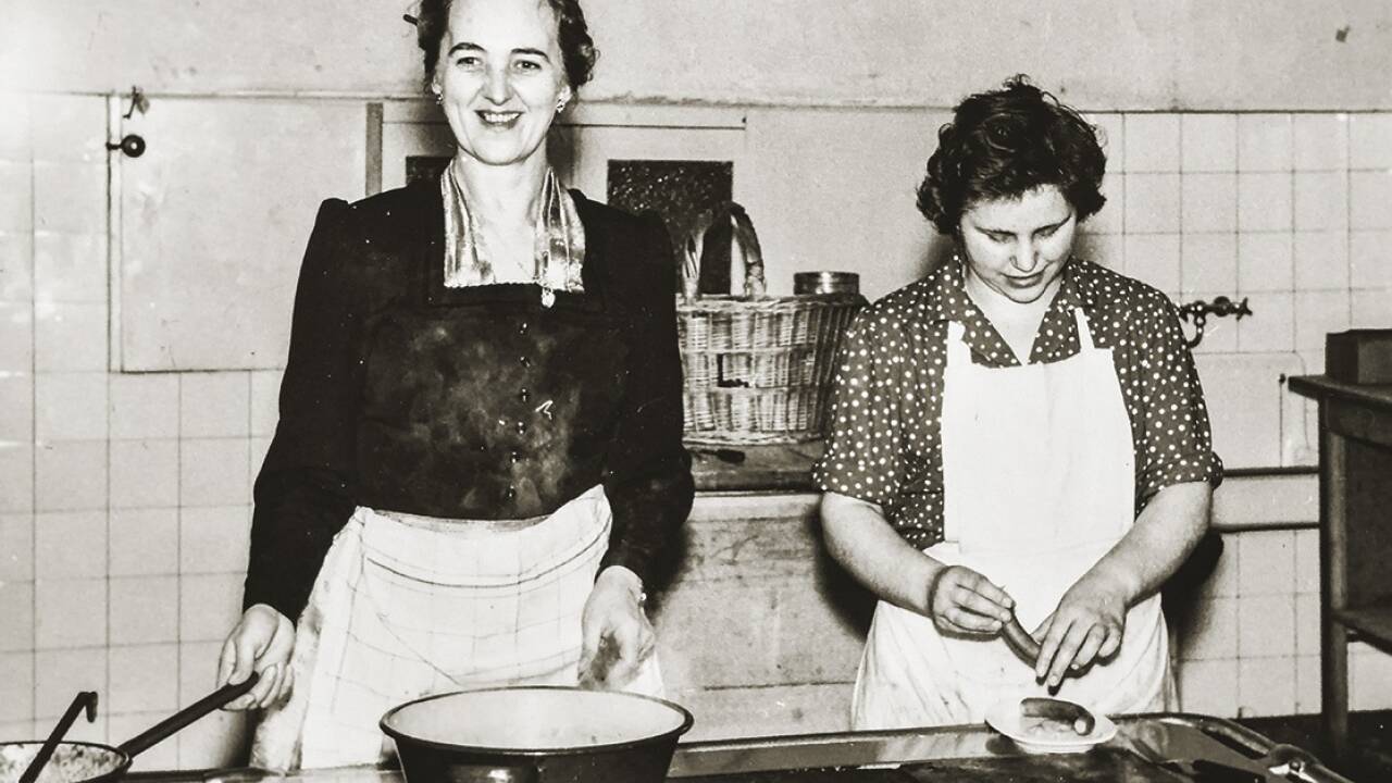 Carla Segl (links) mit Köchin Gretl Wirnsberger in den 1950ern in der Küche des Tischlerhäusls. Carla Segl (links) mit Köchin Gretl Wirnsberger in den 1950ern in der Küche des Tischlerhäusls.