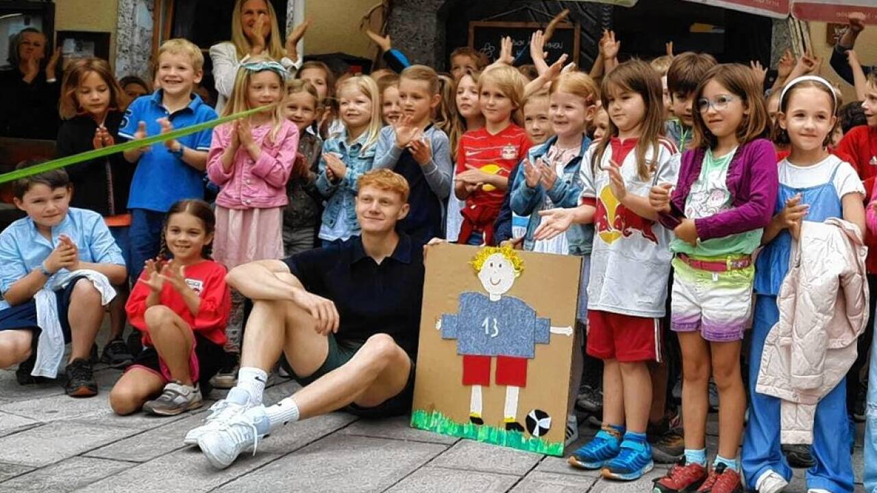 Die Volksschule verabschiedete den Kuchler „Fußballhelden“ mit einem eigenen Lied und eine selbstgebastelten Poster.  