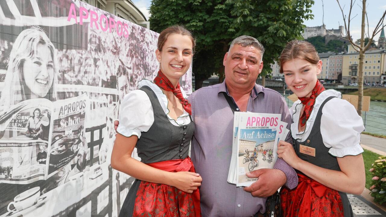 Die Lehrlinge Esther Krautner (l.) und Emma Nowak hießen auch „Apropos“-Verkäufer Ion Litha im Sacher willkommen.  